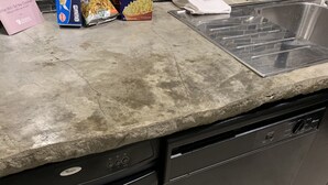 Cucina dotata di lavastoviglie e piano di lavoro in granito.
