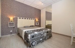 1 bedroom, travel crib