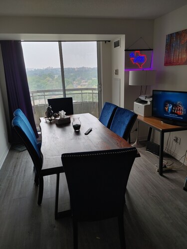 1000 SQ/FT Eglinton Ave E Condo Next to the 404 and 401 - 7 minutes to DT