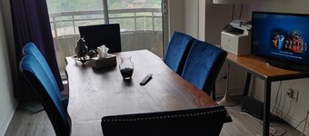 1000 SQ/FT Eglinton Ave E Condo Next to the 404 and 401 - 7 minutes to DT