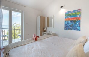 1 bedroom, travel crib, free WiFi, bed sheets - Awesome home in Podstrana (Podstrana)
