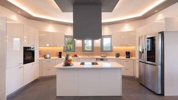 Køleskab, mikrobølgeovn, ovn, kogeplade