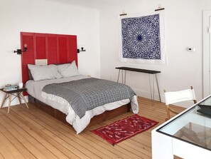 6 bedrooms, desk, iron/ironing board, free WiFi