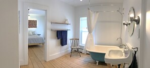 Combined shower/bathtub, eco-friendly toiletries, hair dryer, towels