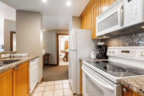 Frigorífic, microones, forn i placa de cuina 