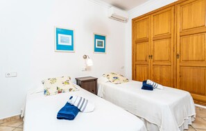 3 bedrooms, travel cot, bed sheets