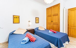 3 bedrooms, travel crib, bed sheets