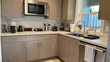 Réfrigérateur, micro-ondes, four, plaque de cuisson