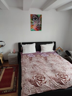 Familiekamer, 2 slaapkamers, niet-roken | 2 slaapkamers, individueel gedecoreerd, individueel gemeubileerd