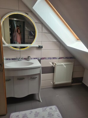 Habitación familiar, 2 habitaciones, no fumadores | Baño | Ducha, toallas, jabón y champú