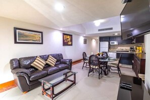 Smart TV, books - Acogedor departamento frente al mar Grand Venetian (Puerto Vallarta)