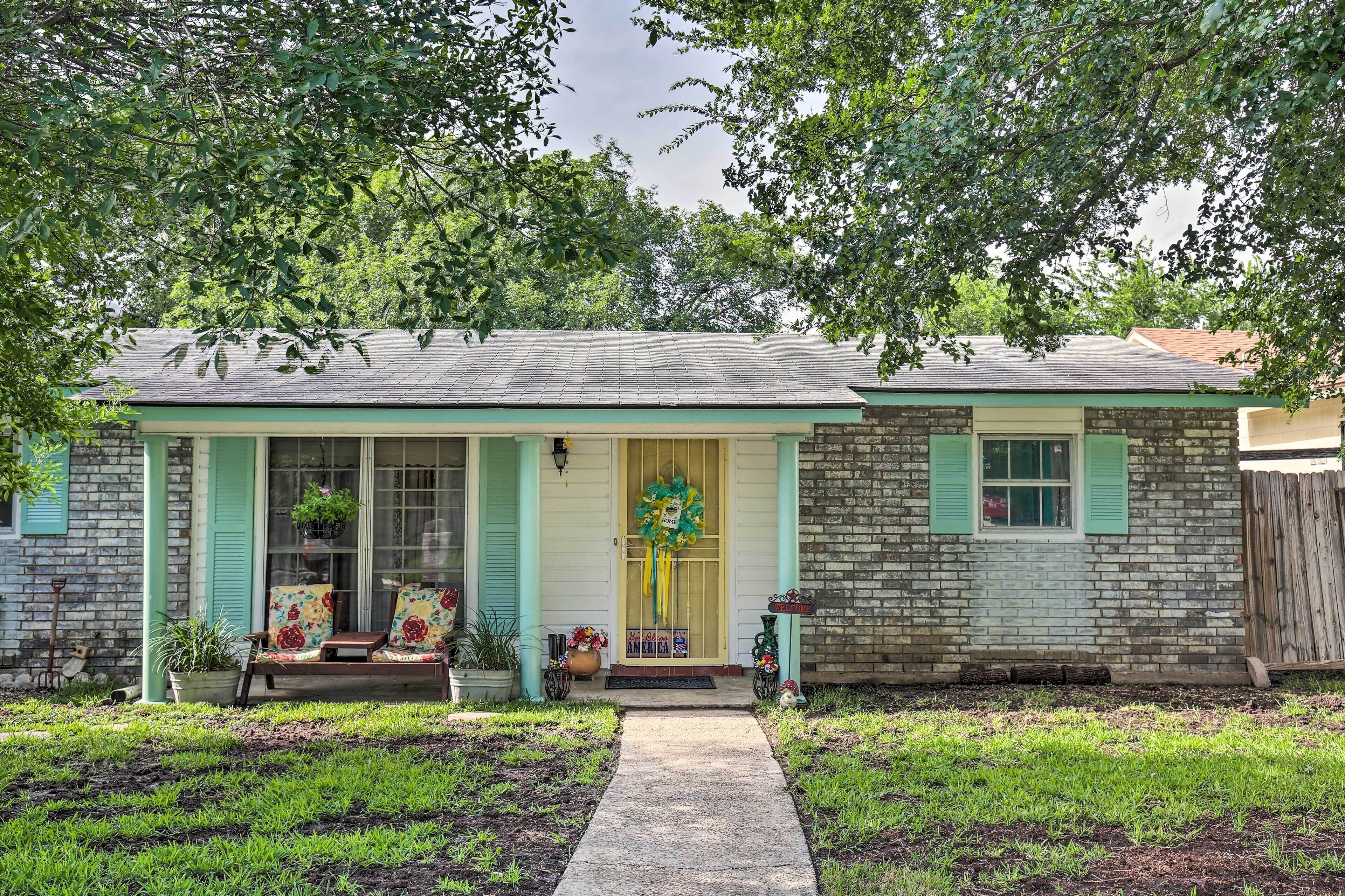 Unique Vintage Hideaway < 6 Miles to Lackland AFB!