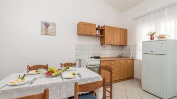 Refrigerador, placa de cocina, cafetera/tetera