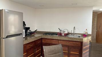 Een koelkast, een magnetron, een kookplaat, een broodrooster