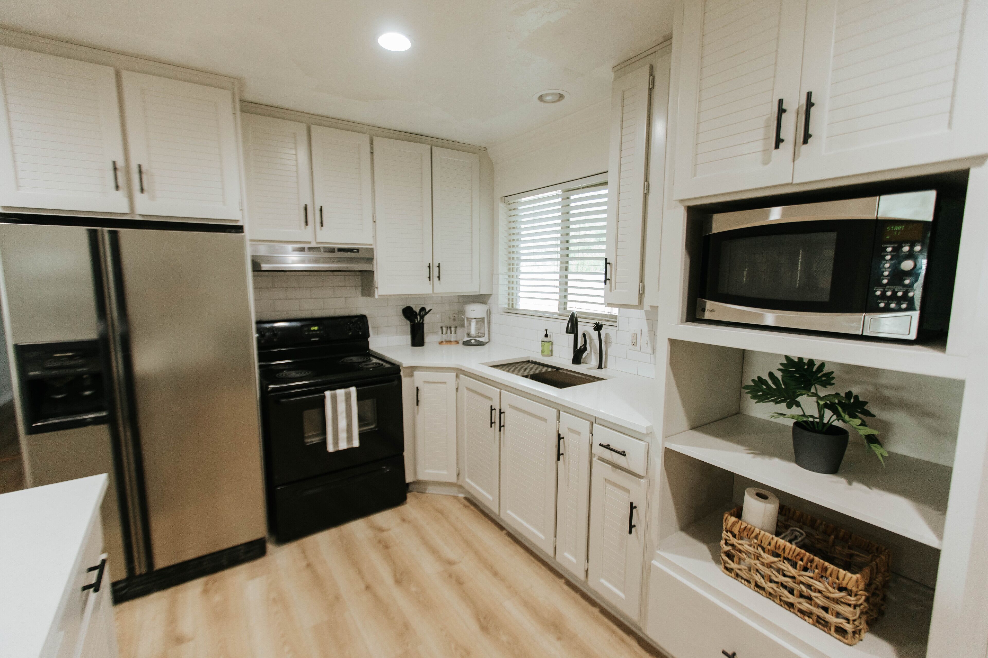 Refrigerador, microondas, horno y parrilla de estufa 