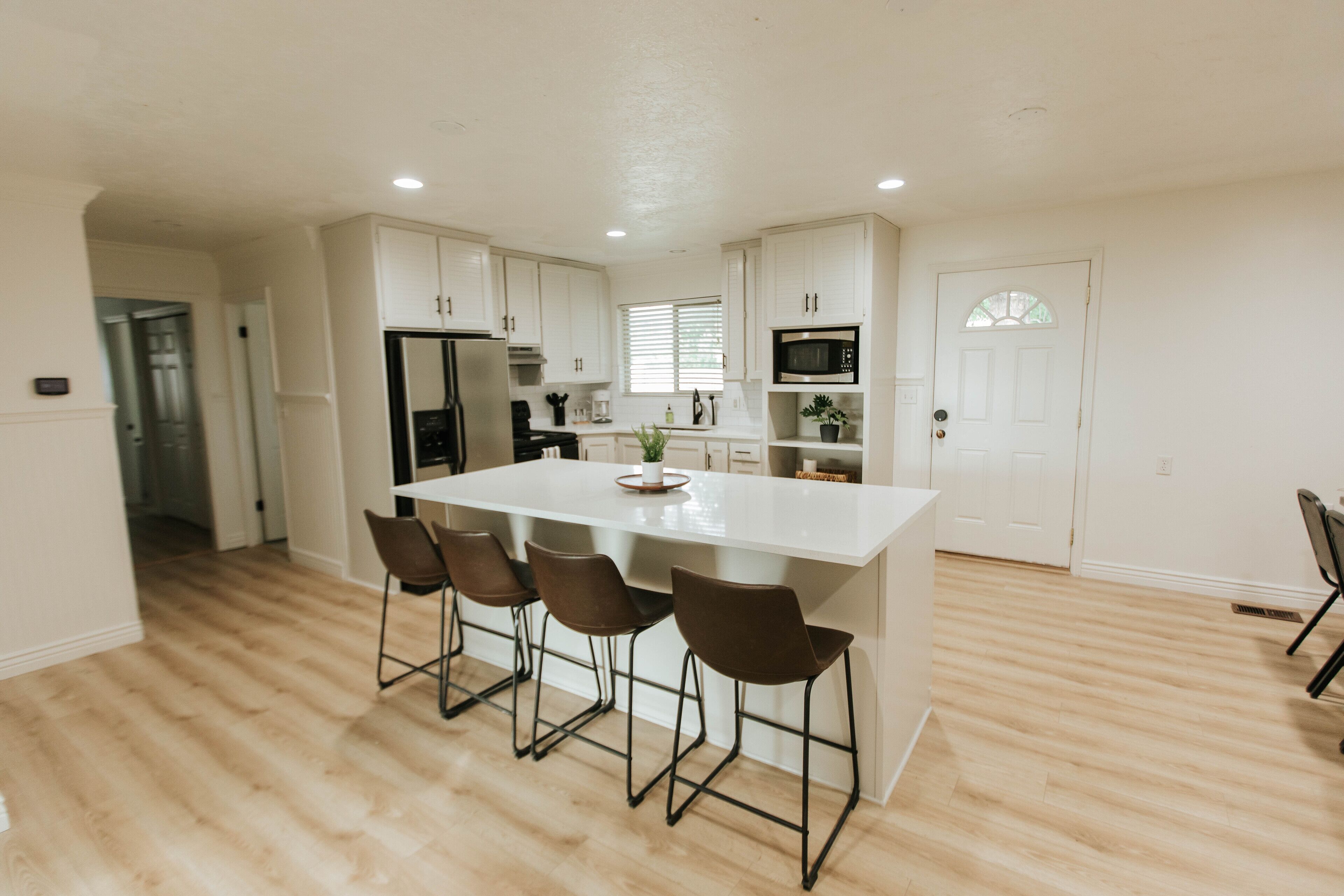 Refrigerador, microondas, horno y parrilla de estufa 