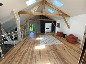 5 bedrooms, iron/ironing board, free WiFi