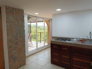 Køleskab, mikrobølgeovn, kogeplade, brødrister