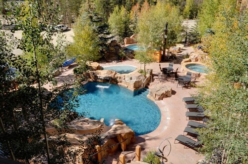 Slopeside condo near RiverRun gondola,2 hot tubs, Movie lounge, and heated pool