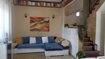 TV, caminetto, lettore DVD, impianto stereo