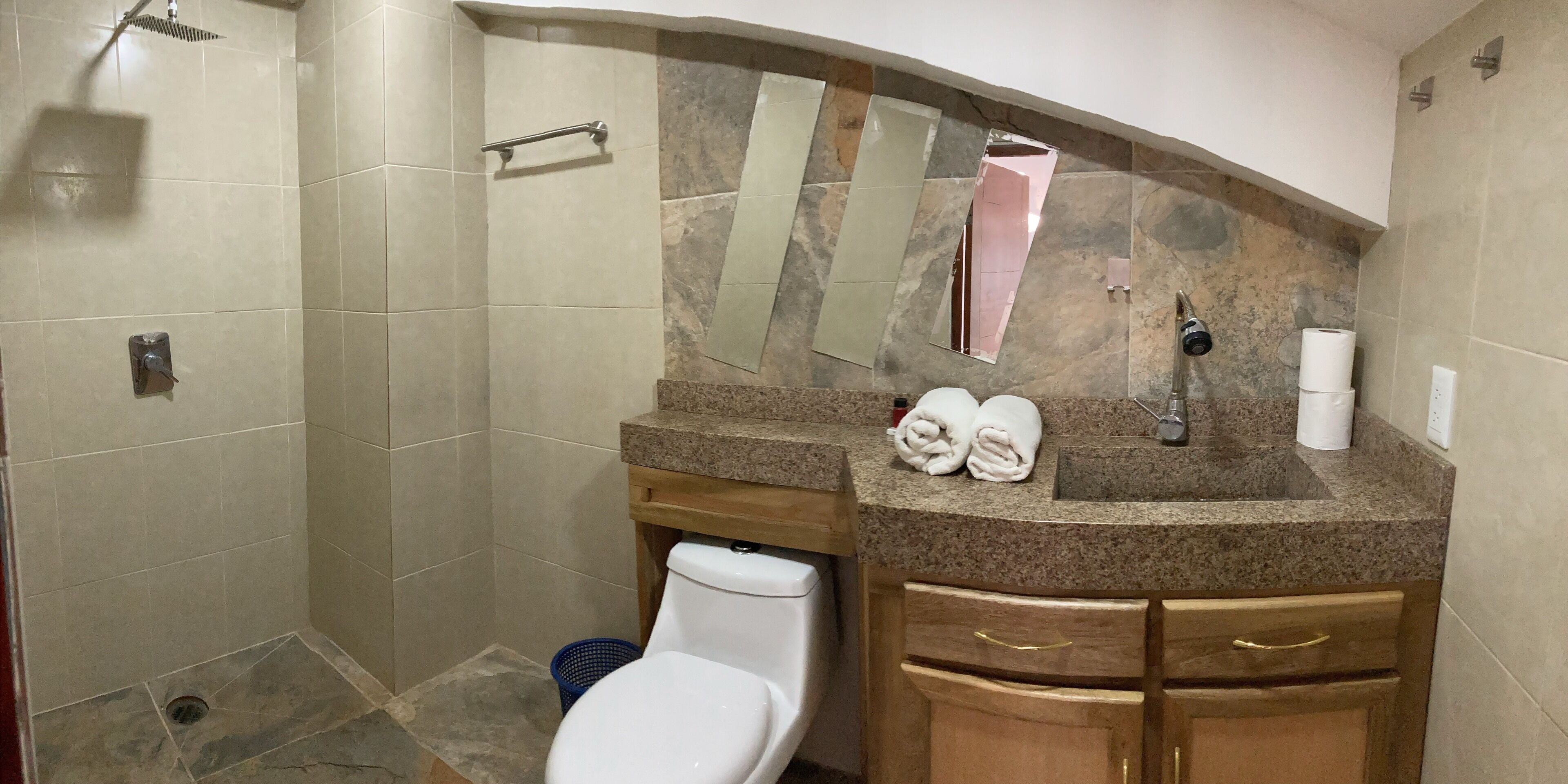Een douche, een haardroger, handdoeken, zeep