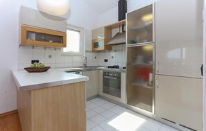 Réfrigérateur, micro-ondes, plaque de cuisson, lave-vaisselle
