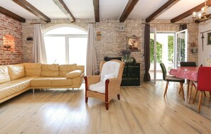 Televisión y chimenea 