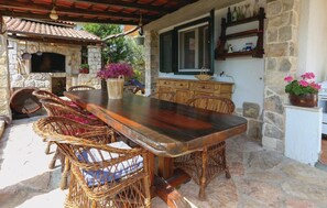Outdoor dining - Beautiful home in Kastel Sucurac with WiFi (Kastel Sucurac)