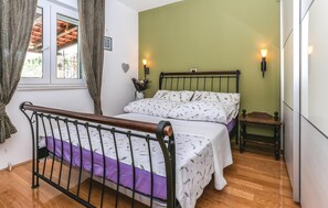 4 bedrooms, travel cot, free WiFi, bed sheets
