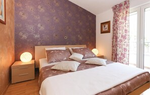 4 bedrooms, travel cot, free WiFi, bed sheets - Beautiful home in Kastel Sucurac with WiFi (Kastel Sucurac)