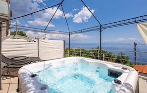 Outdoor spa tub - Stunning apartment in Moscenicka Draga (Moscenicka Draga)