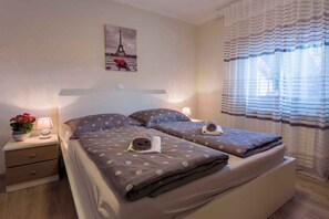 5 bedrooms, WiFi - Holiday home with outdoor pool (Kujići)