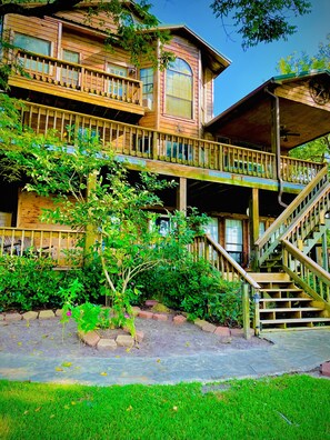 Exterior - Trinity Chalet, Lakefront  Downstairs Home w/, Covered Patio! Sleeps 3 (Trinity)