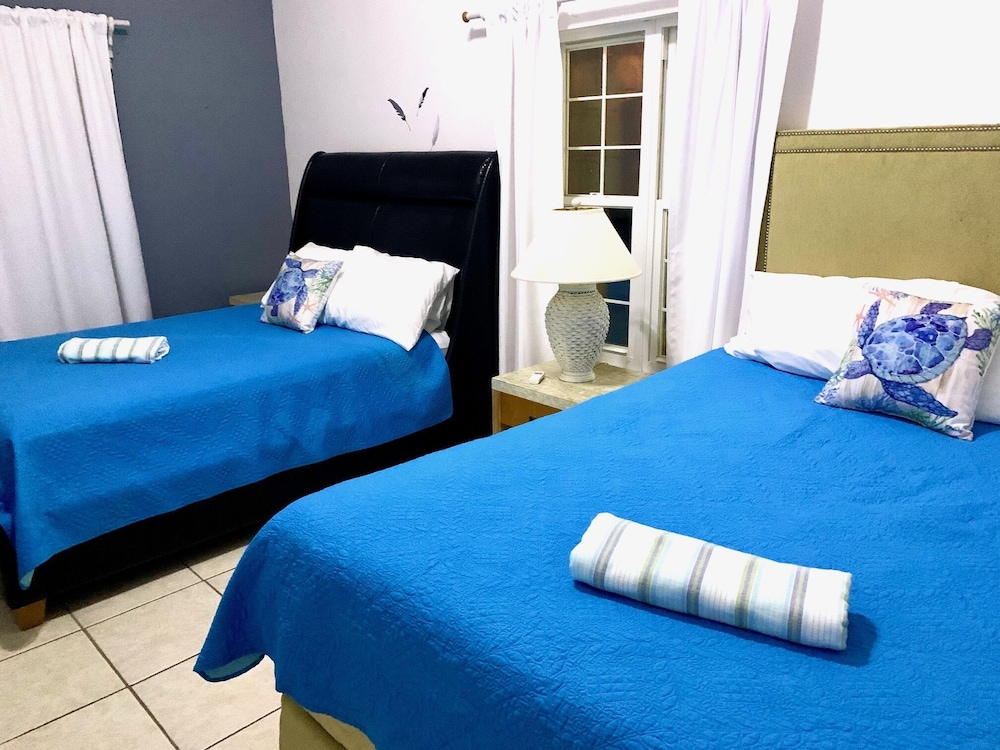 Your Family Escape: Relaxing Villa With 2 Bedrooms &Baths, Parking & Shared Pool - Turks e Caicos