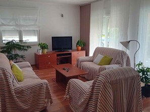 TV - Holiday home with swimming pool and air conditioning (Grižane)