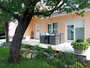 Outdoor dining - Holiday home with swimming pool and air conditioning (Grižane)