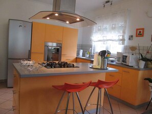 Fridge, microwave, oven, stovetop - Holiday home with swimming pool and air conditioning (Grižane)