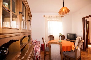 Dining - Holiday home with barbecue facilities (Rakalj)