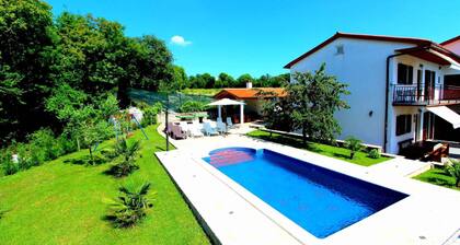 Holiday home with 2 separate apartments, swimming pool and air conditioning