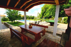 Outdoor dining - Holiday home with 2 separate apartments, swimming pool and air conditioning (Labin)
