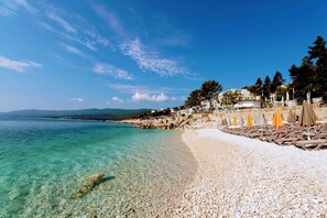 Beach nearby - Holiday home with 2 separate apartments, swimming pool and air conditioning (Labin)