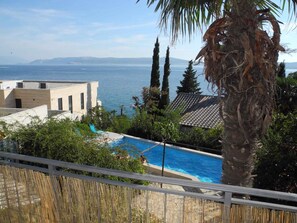 Pool - Holiday apartment with outdoor pool just 30 meters from the beach (Crikvenica)