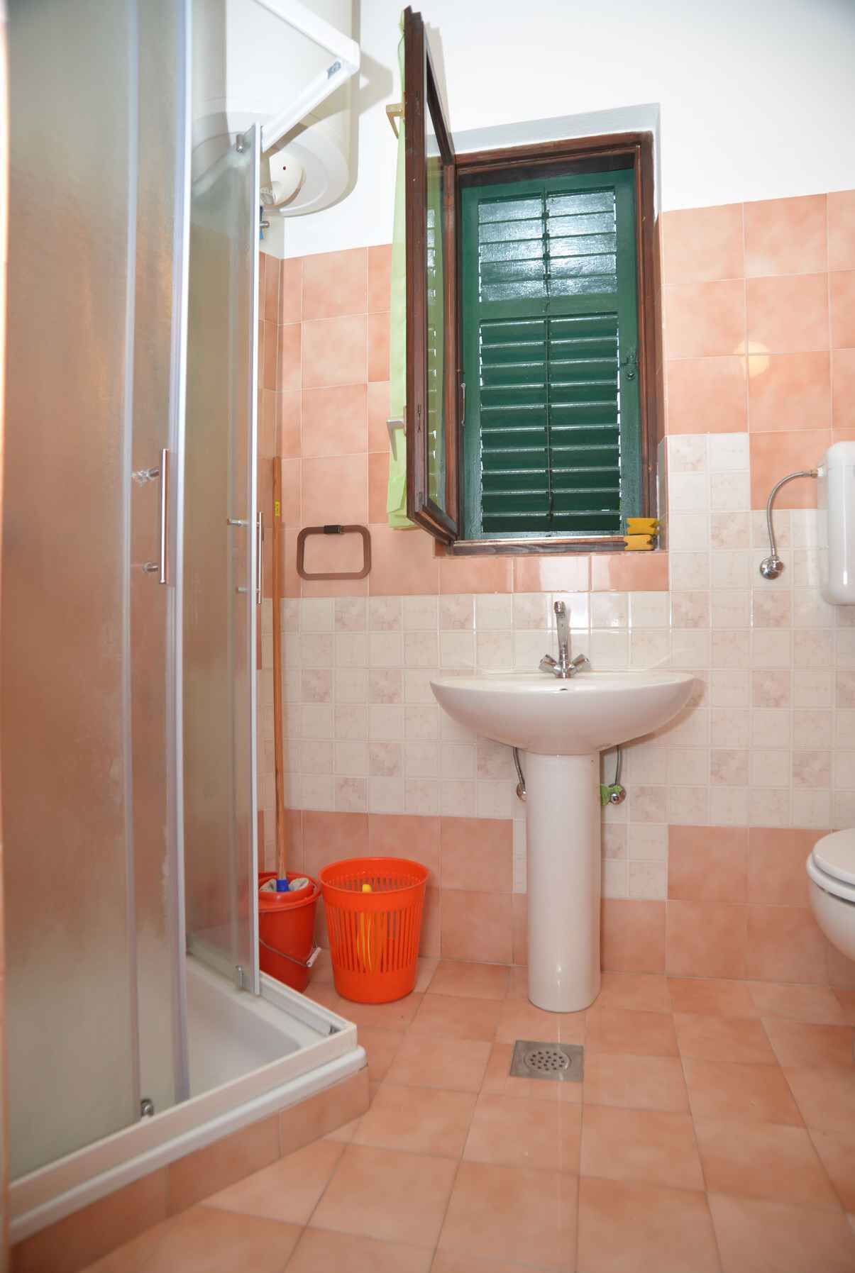 Une salle de bain avec une douche, un lavabo et des toilettes.