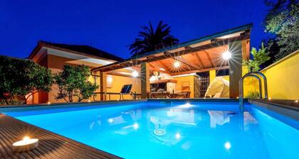 Villa with pool and air conditioning