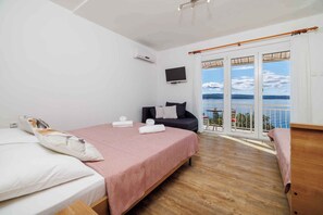1 bedroom, Internet - Holiday apartment 100m from the beach with sea views (Dramalj)
