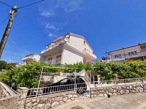 Exterior - Holiday apartment 100m from the beach with sea views (Dramalj)