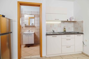 Refrigerador, parrilla de estufa y cafetera y tetera 