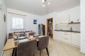 Refrigerador, parrilla de estufa y cafetera y tetera 