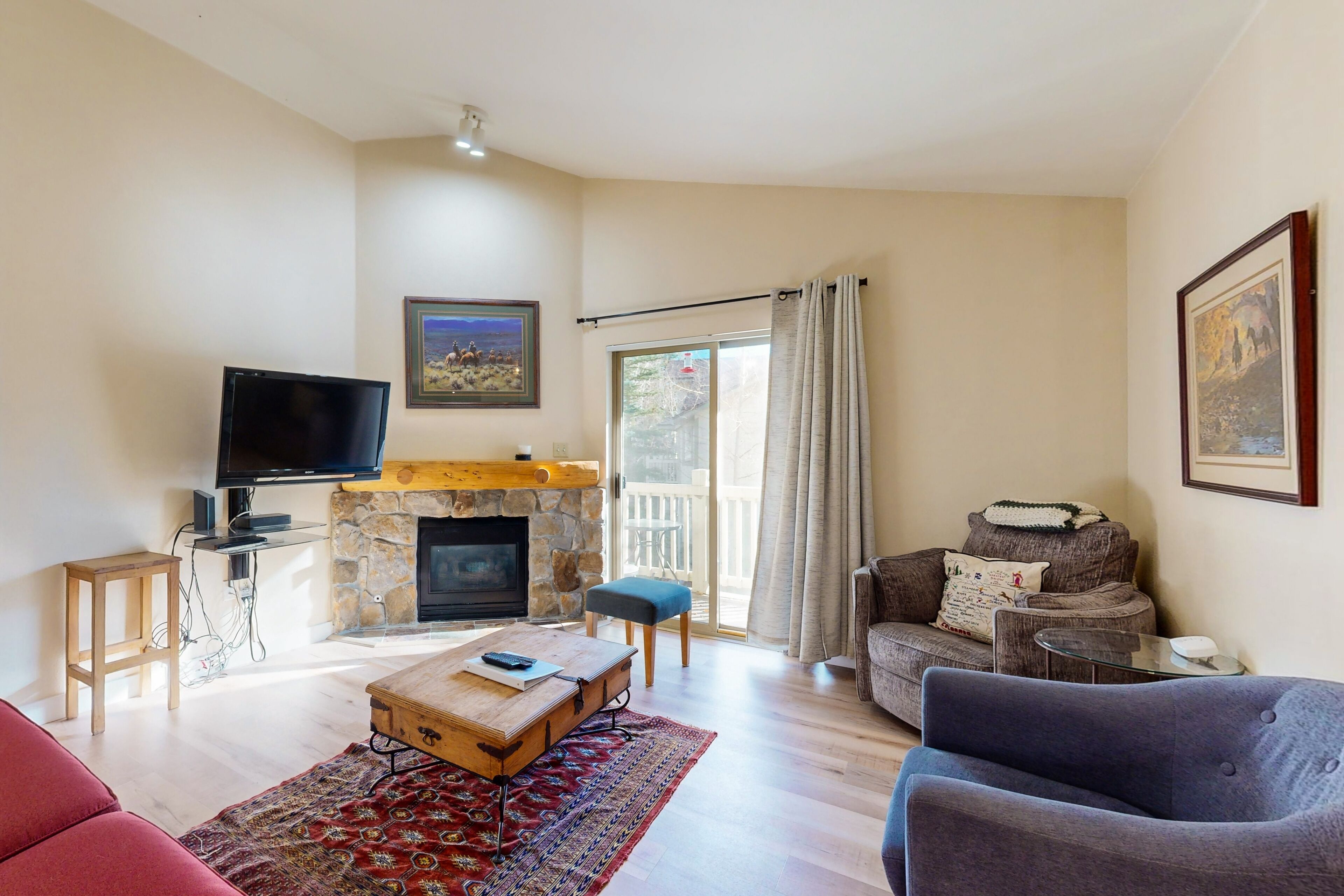 Wonderful Condo Near the Lake, Town & Skiing W/ Free WiFi & Private Balcony