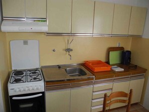 Fridge, oven, stovetop, coffee/tea maker - Holiday apartment with sea view (Selce)